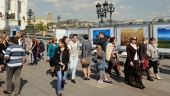 Работа фотовыставки о храмах России на Патриаршем мосту в Москве продлена до конца июля