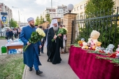 Глава Татарстанской митрополии возложил цветы к стихийному мемориалу у школы № 175 в Казани