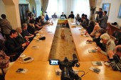 Председатель Синодального информационного отдела представил книгу Святейшего Патриарха Кирилла астрофизикам