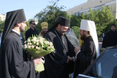 В день памяти первоверховных апостолов Петра и Павла митрополит Волоколамский Иларион совершил богослужение на подворье Сербской Церкви в Москве