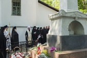В рамках торжеств, посвященных 220-летию со дня рождения А.С. Пушкина, председатель Патриаршего совета по культуре совершил заупокойное богослужение на могиле поэта