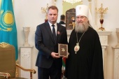 Глава Казахстанского митрополичьего округа вручил послу Белоруссии в Казахстане орден благоверного князя Александра Невского