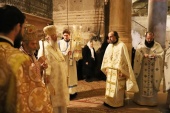 Архипастыри Иерусалимского и Московского Патриархатов совершили Литургию на Гробе Господнем