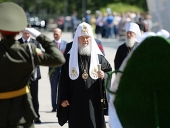 Предстоятель Русской Церкви возложил венок к монументу «Память» в Тюмени