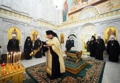 Члены Священного Синода совершили литию по почившим архиереям